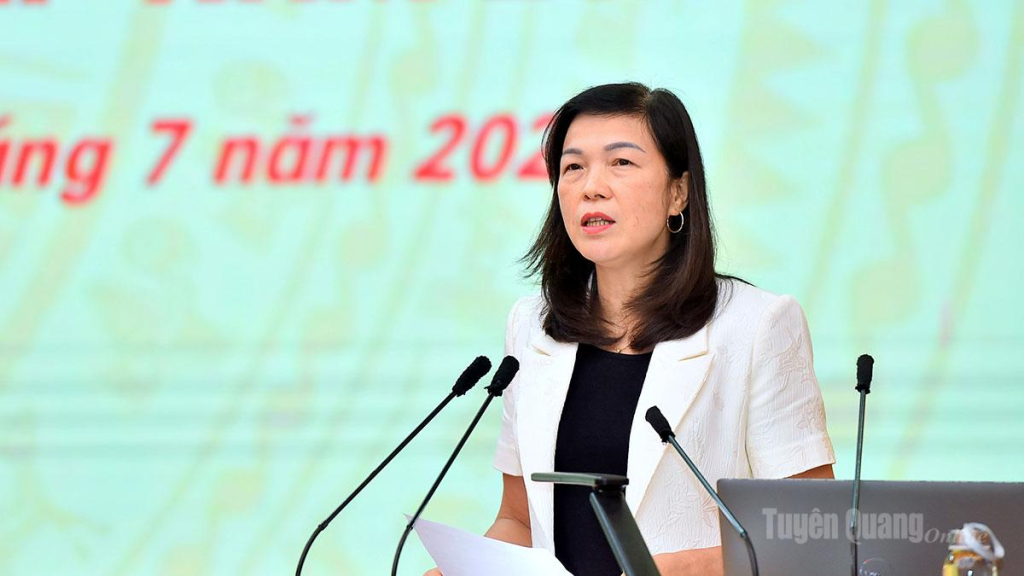 Đồng chí Phạm Thị Minh Xuân, Phó Chủ tịch HĐND tỉnh phát biểu bế mạc hội nghị.