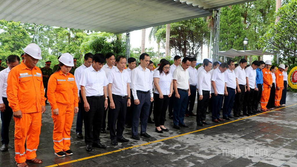 Cán bộ, nhân viên Công ty Điện lực Tuyên Quang dành một phút mặc niệm tưởng nhớ công lao, sự hy sinh của các Anh hùng liệt sĩ tại Nghĩa trang Liệt sĩ Quốc gia Vị Xuyên.
