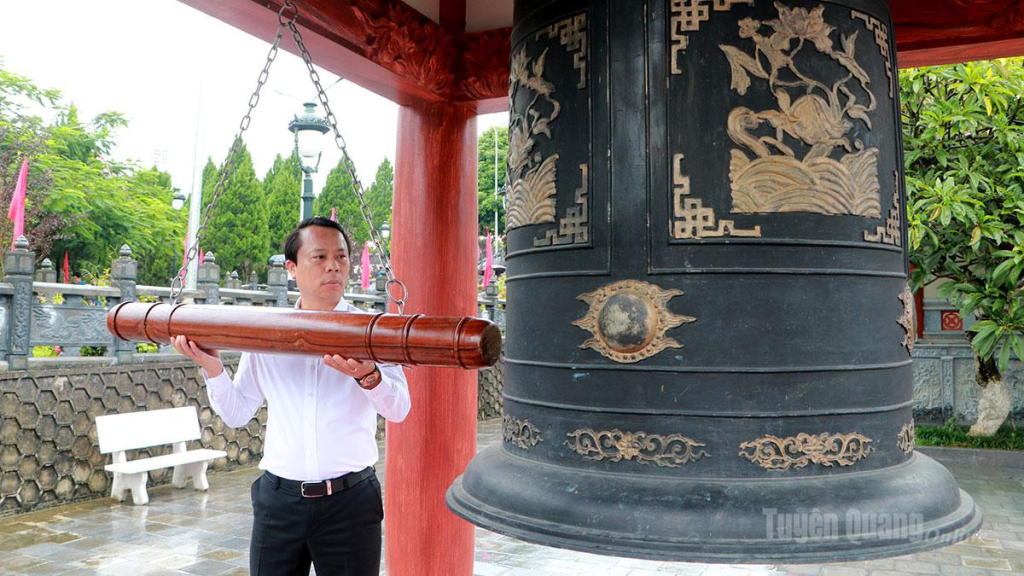 Lãnh đạo Công ty Điện lực Tuyên Quang thỉnh chuông tại Đền thờ các Anh hùng liệt sĩ trong khuôn viên Nghĩa trang Liệt sĩ Quốc gia Vị Xuyên.