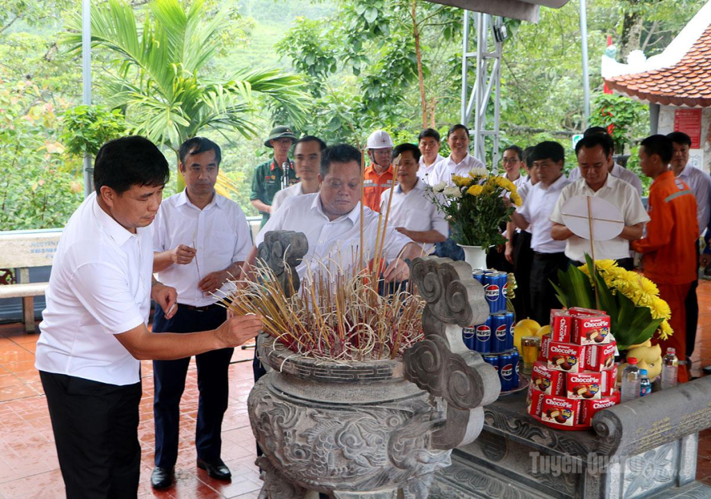 Cán bộ, nhân viên Công ty Điện lực Tuyên Quang thắp hương tri ân tại Đền thờ các Anh hùng liệt sĩ Mặt trận Vị Xuyên, điểm cao 468.