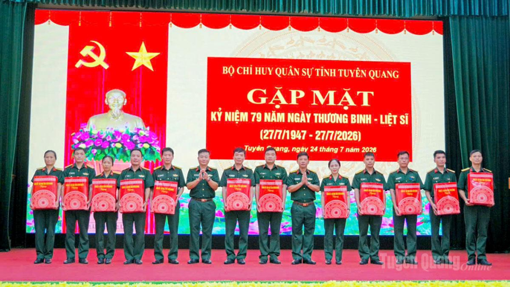 Bộ CHQS tỉnh tặng quà cho các quân nhân là con liệt sĩ, con thương binh, người nhiễm chất độc hóa học.