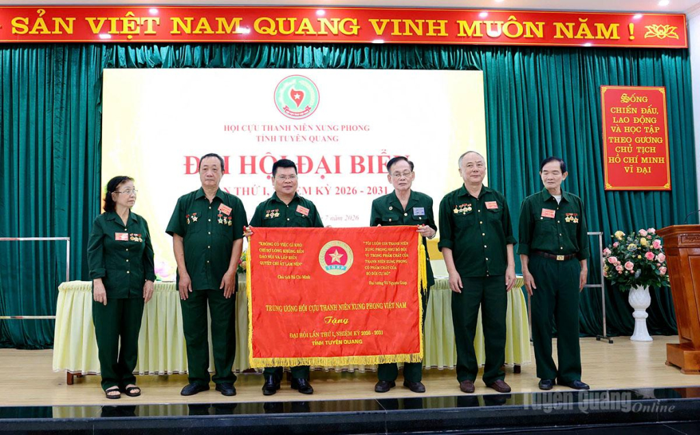 Lãnh đạo Trung ương Hội cựu TNXP Việt Nam tặng Bức trướng truyền thống TNXP Việt Nam Cho Hội cựu TNXP tỉnh Tuyên Quang.