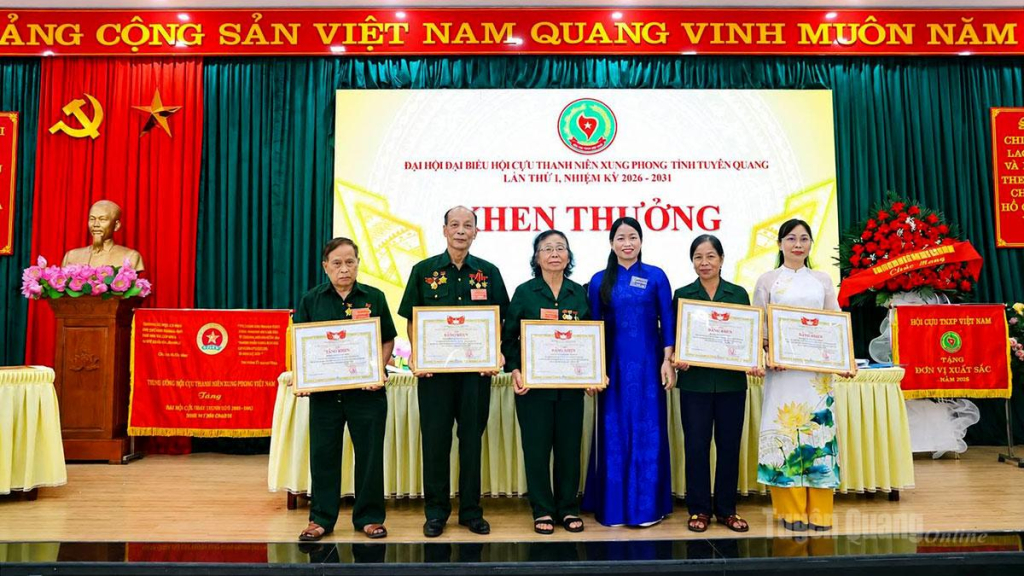 Lãnh đạo Ủy ban MTTQ Việt Nam tỉnh tặng Bằng khen cho 5 cá nhân có thành tích xuất sắc trong công tác xây dựng tổ chức Hội Cựu TNXP tỉnh Tuyên Quang vững mạnh, giai đoạn 2021-2026.