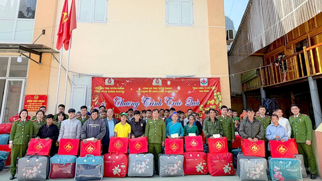 Đoàn viên Chi đoàn Văn phòng Cơ quan CSĐT Công an tỉnh phối hợp trao 60 suất quà cho các hộ gia đình có hoàn cảnh khó khăn tại xã Quảng Nguyên.