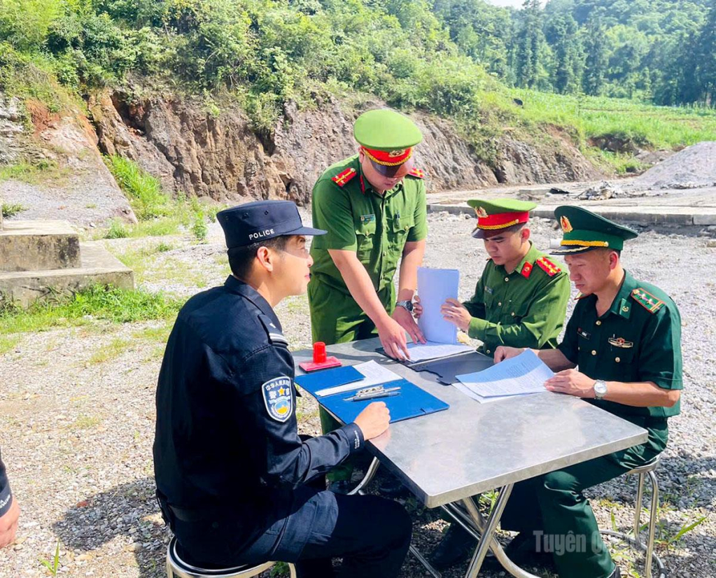 Đoàn viên Chi đoàn Văn phòng Cơ quan CSĐT Công an tỉnh tham gia phối hợp với Cảnh sát tỉnh Vân Nam (Trung Quốc) điều tra vụ án hình sự.