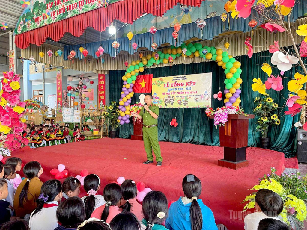Đoàn viên Chi đoàn Văn phòng Cơ quan CSĐT Công an tỉnh phối hợp tuyên truyền kiến thức pháp luật cho học sinh vùng cao.