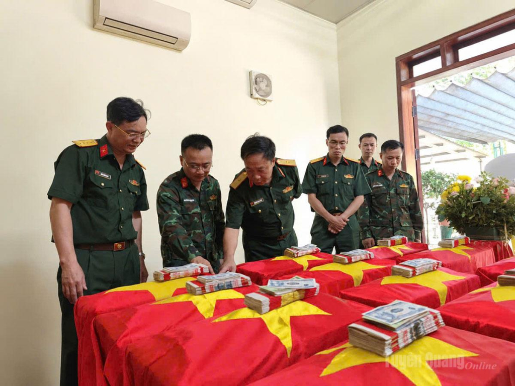 Thiếu tướng Nguyễn Ngọc Ngân, Phó Chủ nhiệm Chính trị Quân khu thăm Nhà Quàn hài cốt Liệt sĩ tại Đội quy tập HCLS Bộ CHQS tỉnh