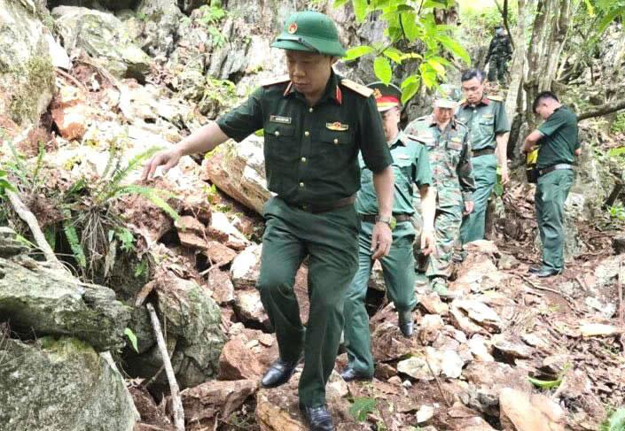 Thiếu tướng Nguyễn Ngọc Ngân, Phó Chủ nhiệm Chính trị Quân khu hành quân cùng lực lượng tìm kiếm quy tập HCLS lên khu vực tìm kiếm điểm cao 400 Đá, xã Thanh Thủy
