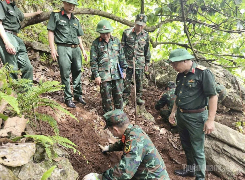 Thiếu tướng Nguyễn Ngọc Ngân, Phó Chủ nhiệm Chính trị Quân khu cùng Đội tìm kiếm quy tập HCLS Bộ CHQS tỉnh tổ chức tìm kiếm HCLS tại điểm cao 400 Đá, xã Thanh Thủy