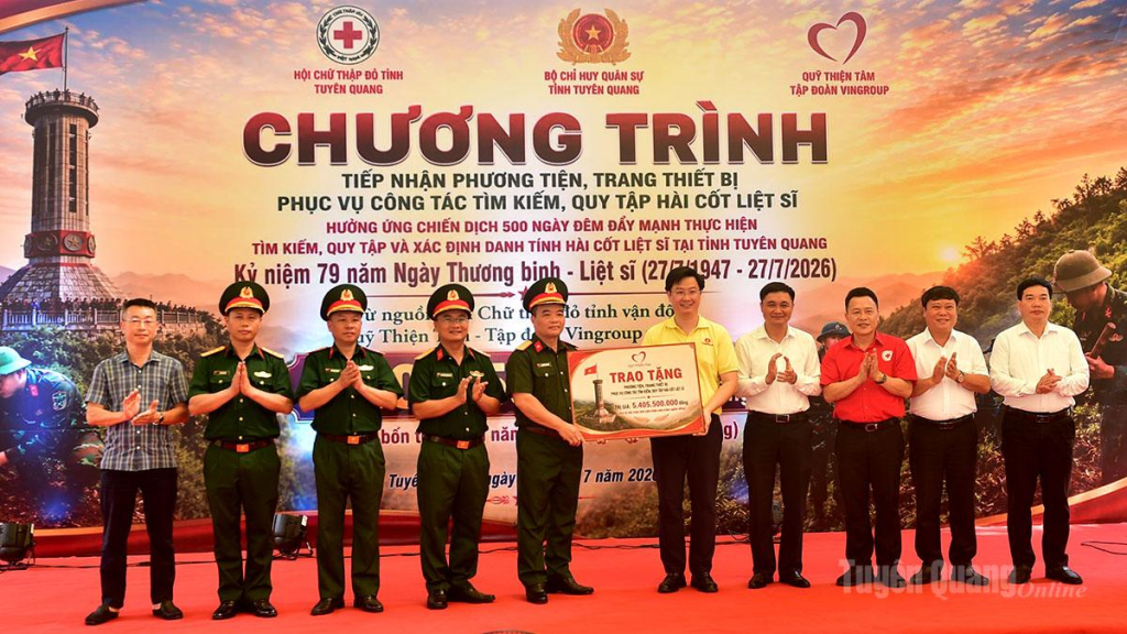 Quỹ Thiện Tâm - Tập đoàn Vingroup trao biển tượng trưng hỗ trợ phương tiện, trang thiết bị phục vụ công tác tìm kiếm, quy tập và xác định danh tính hài cốt liệt sĩ trên địa bàn tỉnh trị giá trên 5,4 tỷ đồng.