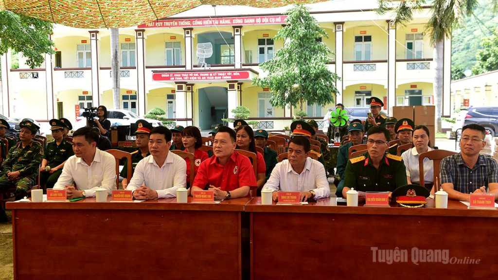 Các đại biểu tham dự chương trình.