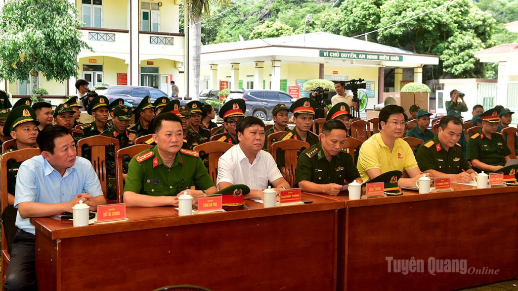 Các đại biểu tham dự chương trình.
