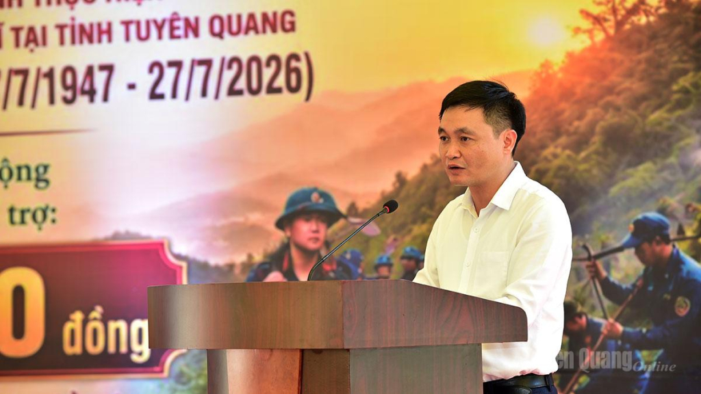 Phó Chủ tịch UBND tỉnh Đỗ Anh Tuấn phát biểu tại chương trình.