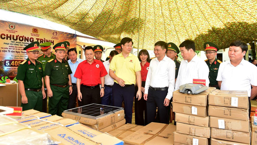 Các đại biểu tham quan, kiểm tra các phương tiện, trang thiết bị vừa được bàn giao.