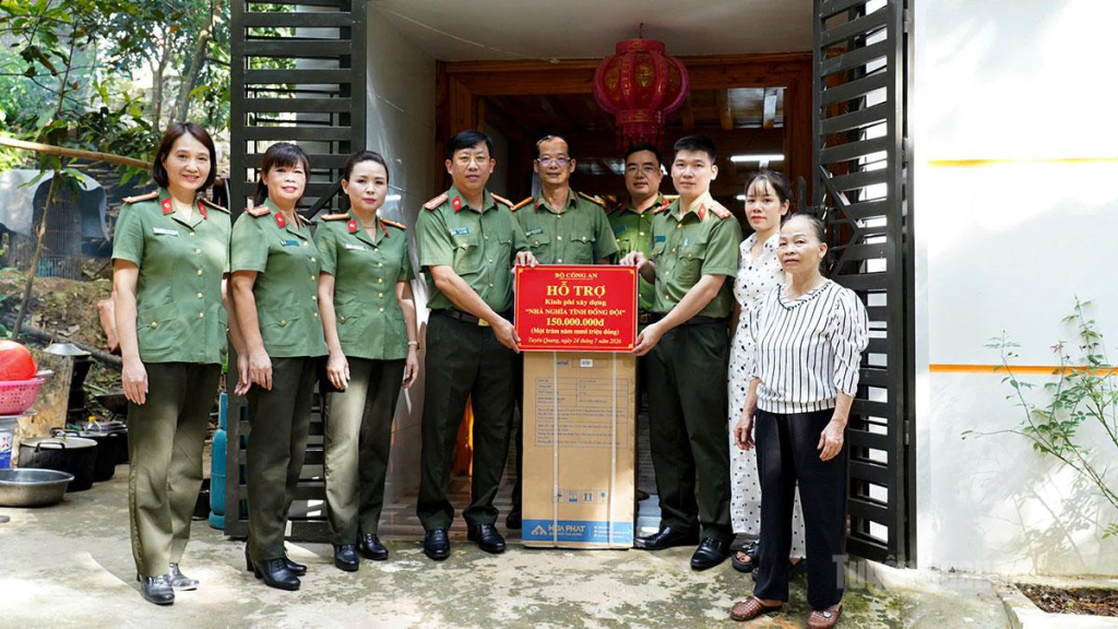 Lãnh đạo Công an tỉnh Tuyên Quang trao kinh phí hỗ trợ xây dựng Nhà nghĩa tình đồng đội cho Đại úy Đặng Minh Tới.