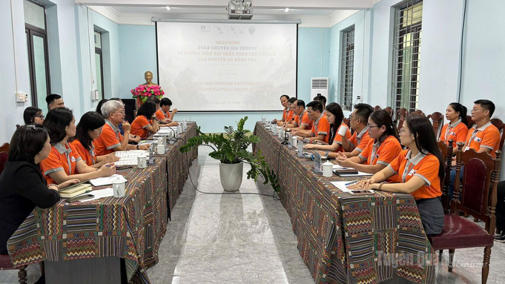 Quang cảnh buổi làm việc.