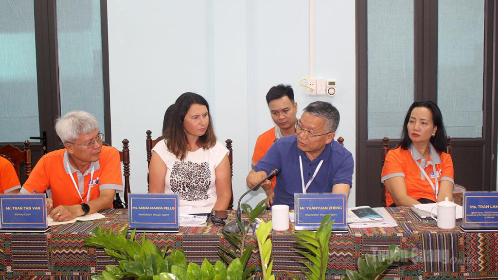 Đoàn chuyên gia Mạng lưới Công viên địa chất toàn cầu tại buổi làm việc.
