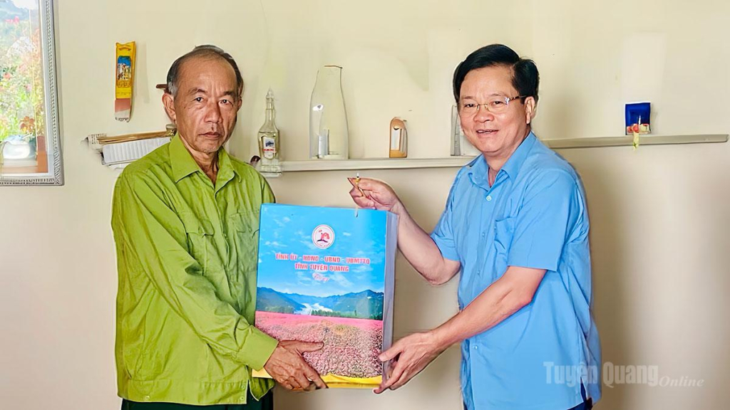Trưởng Ban Tổ chức Tỉnh ủy Trần Quang Minh thăm, tặng quà ông Đỗ Tiến Thiện, thương binh, thôn Phú Thị, xã Hồng Sơn.