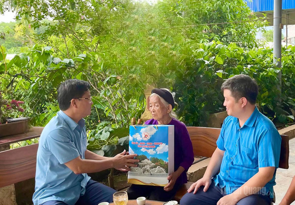 Đồng chí Trần Quang Minh, Ủy viên Ban Thường vụ Tỉnh ủy, Trưởng Ban Tổ chức Tỉnh ủy và lãnh đạo xã Trường Sinh thăm, tặng quà bà Giang Thị Thịnh,  Mẹ Liệt sĩ Bùi Đức Trường.