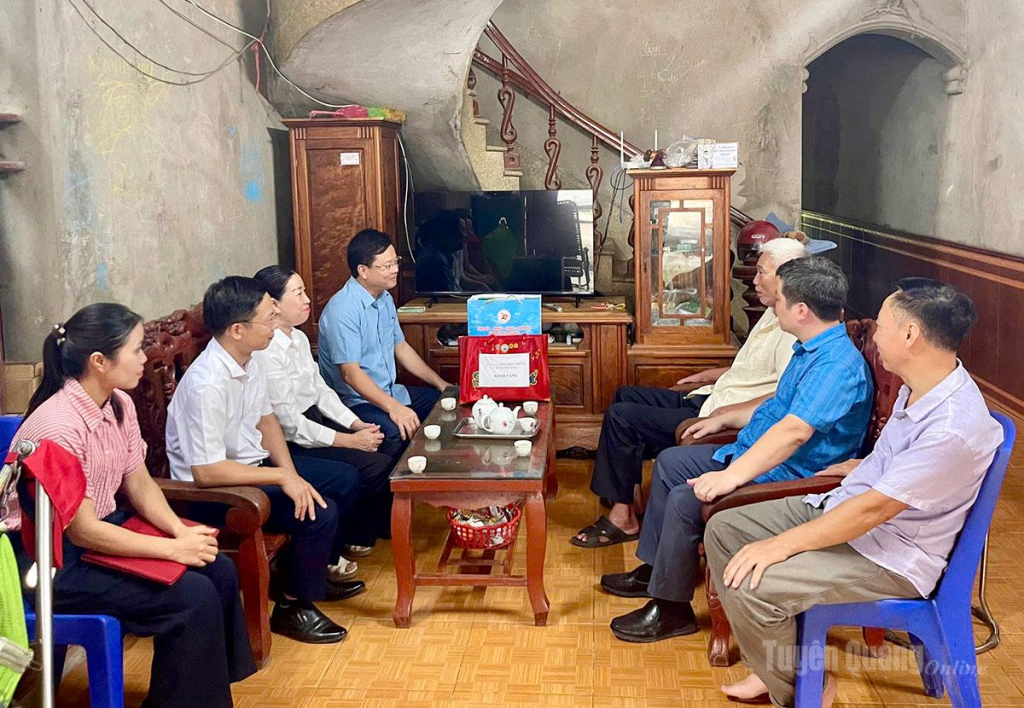 Trưởng Ban Tổ chức Tỉnh ủy Trần Quang Minh và lãnh đạo xã Trường Sinh thăm, tặng quà ông Nguyễn Hữu Thọ.