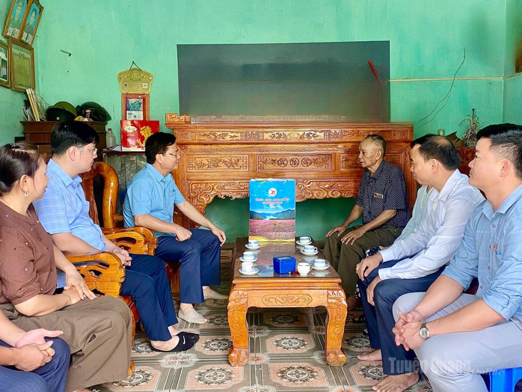 Trưởng Ban Tổ chức Tỉnh ủy Trần Quang Minh và lãnh đạo xã Hồng Sơn thăm, tặng quà  ông Nguyễn Xuân Hái.