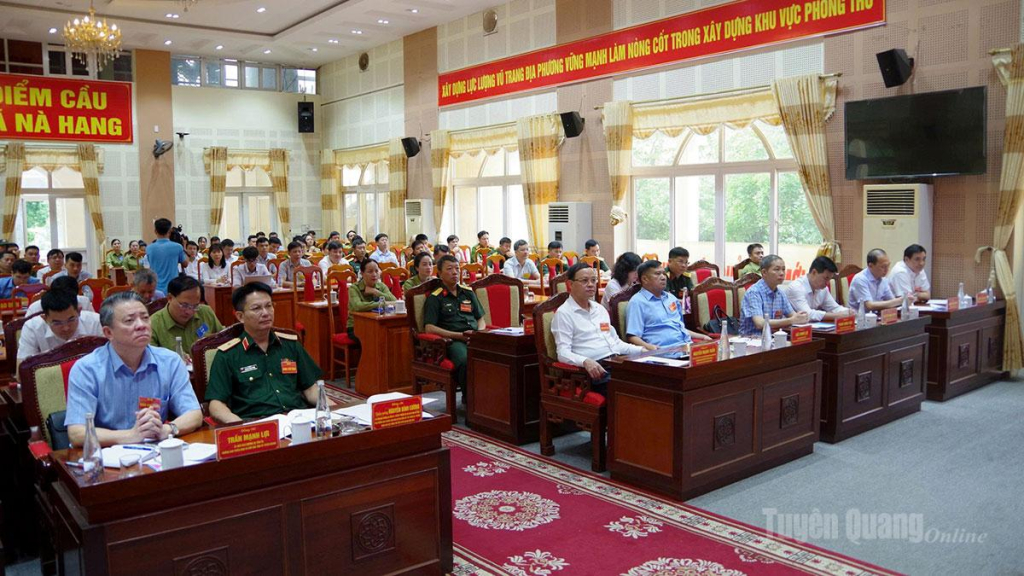 Đồng chí Phó Chủ tịch Thường trực UBND tỉnh Nguyễn Mạnh Tuấn và các đại biểu dự chỉ đạo diễn tập.