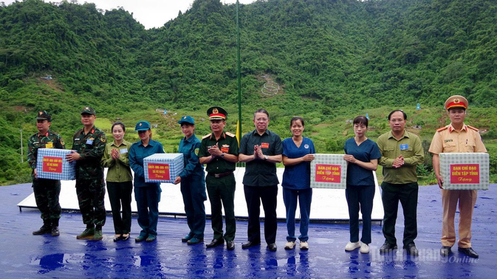 Các đại biểu tặng quà cho lực lượng tham gia diễn tập.