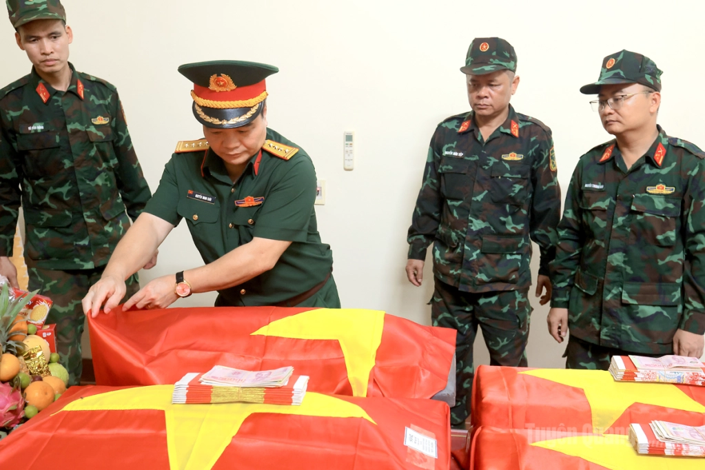 Đại tá Nguyễn Minh Khôi, Phó Chính ủy Bộ CHQS tỉnh cùng cán bộ, chiến sĩ Đội Tìm kiếm, quy tập hài cốt liệt sĩ thực hiện nghi thức an táng các hài cốt liệt sĩ vừa được tìm thấy tại Điểm cao 685, xã Thanh Thủy. Ảnh: Hoàng Hiếu - TTXVN