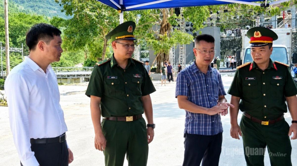 Đồng chí Đỗ Anh Tuấn, Ủy viên Ban Chấp hành Đảng bộ tỉnh, Phó Chủ tịch UBND tỉnh, Trưởng Ban Chỉ đạo tìm kiếm, quy tập và xác định danh tính hài cốt liệt sĩ tỉnh cùng các đơn vị chức năng kiểm tra công tác chuẩn bị cầu truyền hình trực tiếp.