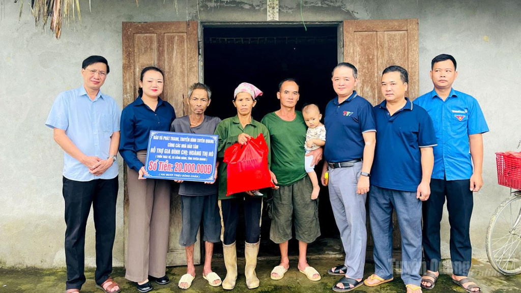 Báo và phát thanh, truyền hình Tuyên Quang trao tiền hỗ trợ cho gia đình chị Hoàng Thị Hó, thôn Thác Vệ, xã Bằng Hành tỉnh Tuyên Quang.