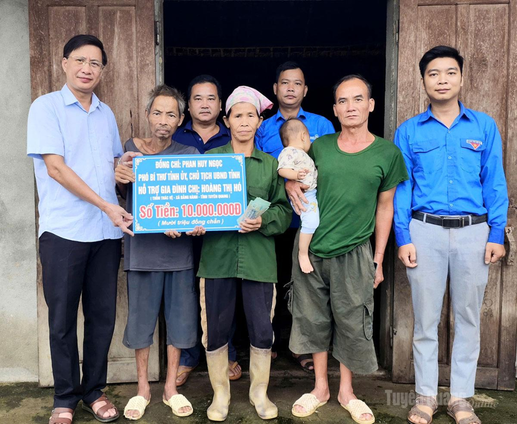 Lãnh đạo UBND xã Bằng Hành trao tiền hỗ trợ của đồng chí Phan Huy Ngọc, Phó Bí thư Tỉnh ủy, Chủ tịch UBND tỉnh cho gia đình chị Hoàng Thị Hó.