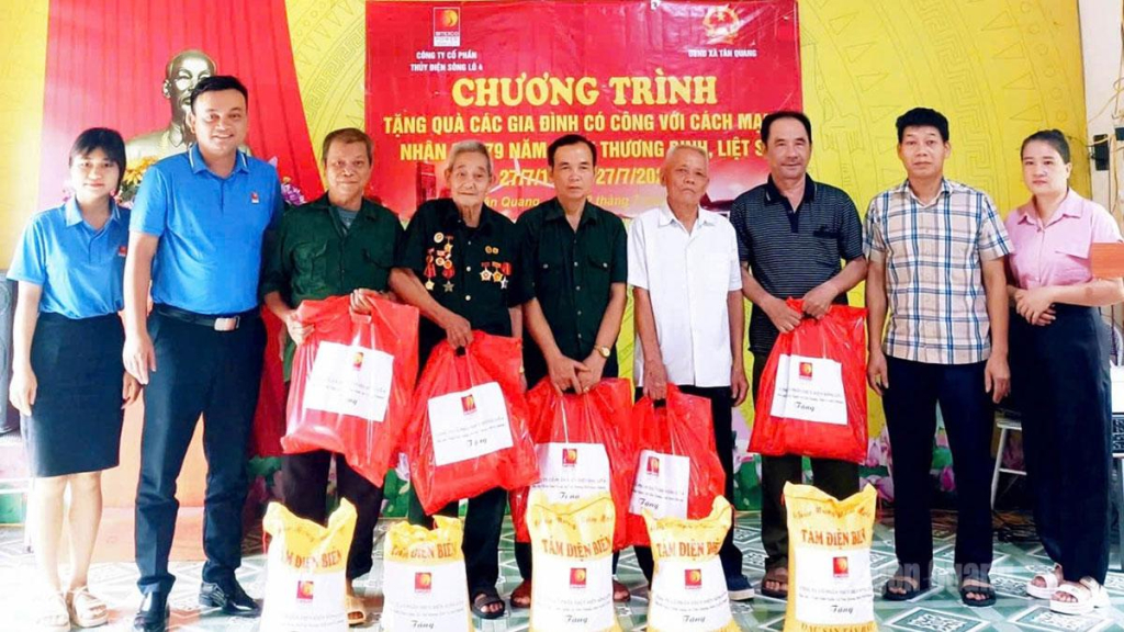 Đại diện Cụm Thủy điện Sông Lô tặng quà cho các gia đình chính sách, người có công với cách mạng.