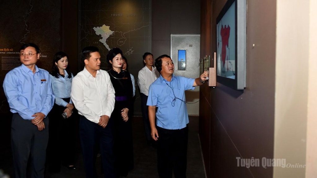 Đồng chí Bí thư Tỉnh ủy Hầu A Lềnh kiểm tra thiết bị kỹ thuật tại Bảo tàng.