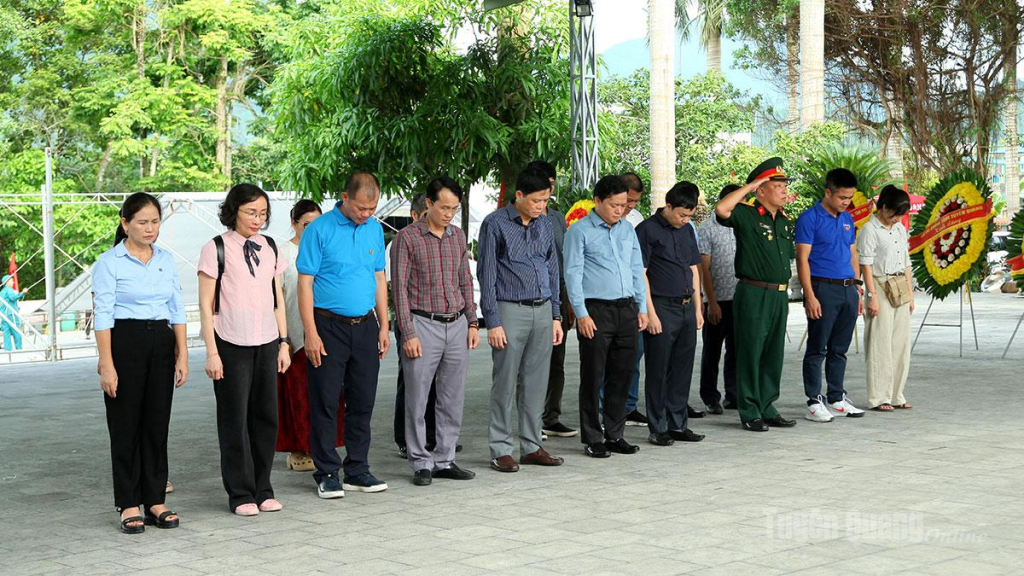 Đoàn công tác mặc niệm tưởng nhớ các Anh hùng liệt sĩ tại Nghĩa trang Liệt sĩ Quốc gia Vị Xuyên.