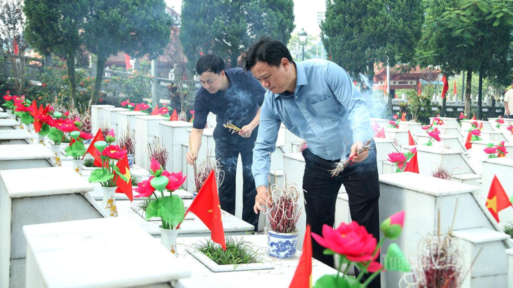 Đồng chí Nguyễn Ngọc Tú, Phó Tổng Giám đốc Tập đoàn Xăng dầu Việt Nam dâng hương các phần mộ tại Nghĩa trang Liệt sĩ Quốc gia Vị Xuyên.