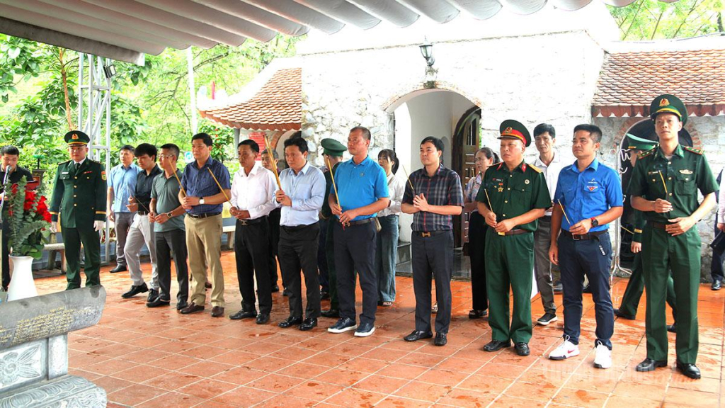 Đoàn dâng hương các Anh hùng liệt sĩ tại Đài hương 468.