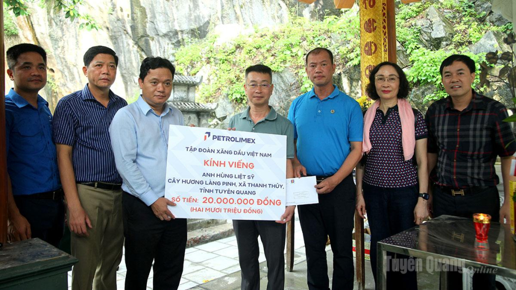 Tập đoàn Xăng dầu Việt Nam trao kinh phí tôn tạo Cây hương Thanh Sơn.
