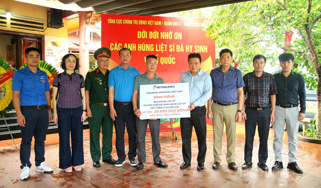 Đoàn trao kinh phí 20 triệu đồng tôn tạo Đài hương 468.
