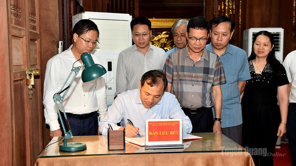 Đồng chí Hoàng Trung Dũng, Phó Trưởng ban Thường trực Ban Tổ chức Trung ương viết lưu bút tại Khu tưởng niệm Chủ tịch Hồ Chí Minh và các vị tiền bối cách mạng.