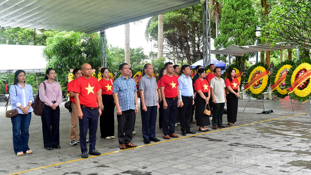 Các đại biểu dâng hương tưởng nhớ các Anh hùng Liệt sĩ tại Nghĩa trang Liệt sĩ Quốc gia Vị Xuyên.