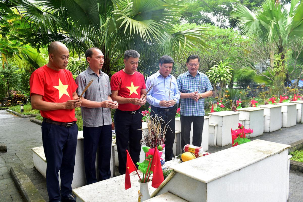 Lãnh đạo Báo VietNamNet, Sở Dân tộc và Tôn giáo, Báo và phát thanh, truyền hình Tuyên Quang thắp hương tại các phần mộ liệt sĩ.
