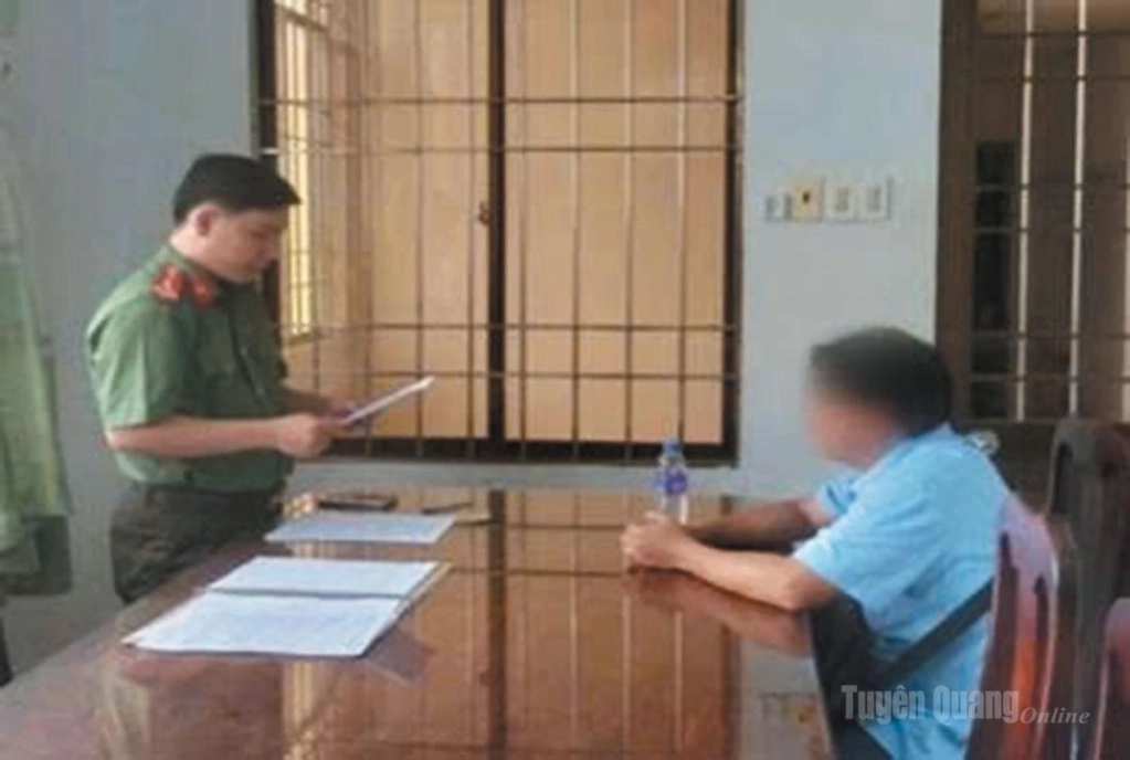Công an làm việc với người vi phạm.