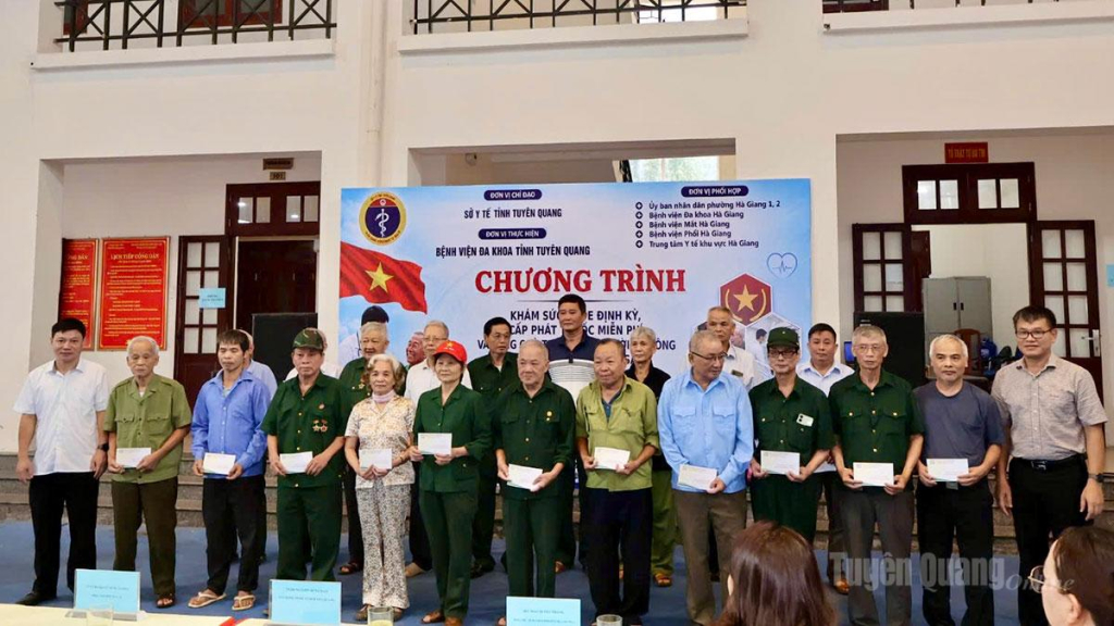 Lãnh đạo Sở Y tế trao quà tri ân người có công và gia đình chính sách.