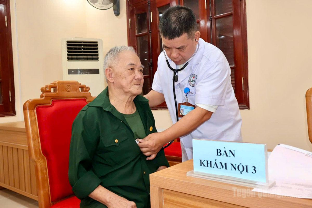 Bác sĩ khám nội tổng quát cho người có công.