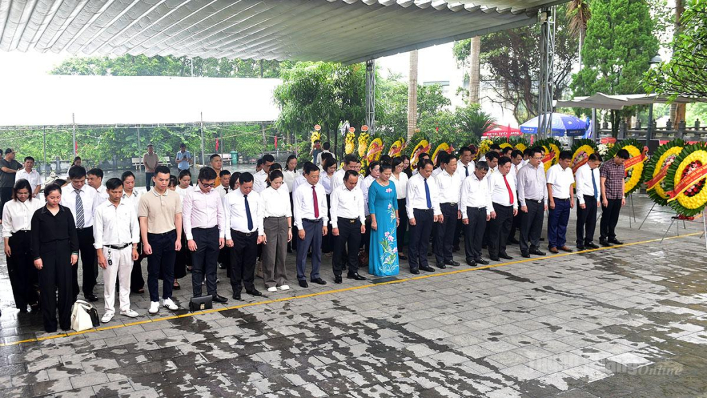 Đoàn đại biểu Ban Quản lý các khu công nghiệp, Khu kinh tế tỉnh dâng hương tưởng niệm các Anh hùng liệt sĩ tại Nghĩa trang Liệt sĩ Quốc gia Vị Xuyên.