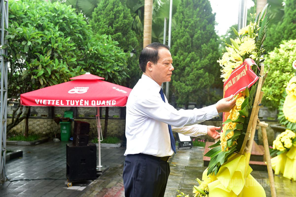 Đồng chí Vân Đình Thảo, Ủy viên Ban Thường vụ Tỉnh ủy, Trưởng Ban Quản lý các khu công nghiệp, khu kinh tế tỉnh thực hiện nghi thức chỉnh vòng hoa.