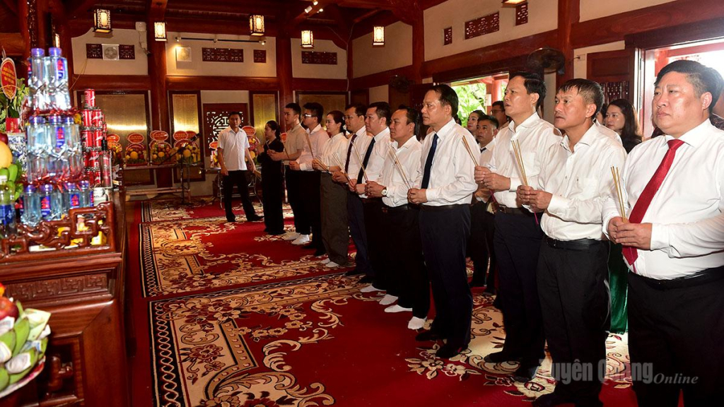 Các đại biểu dâng hương tại Đền thờ Chủ tịch Hồ Chí Minh và các Anh hùng liệt sĩ.