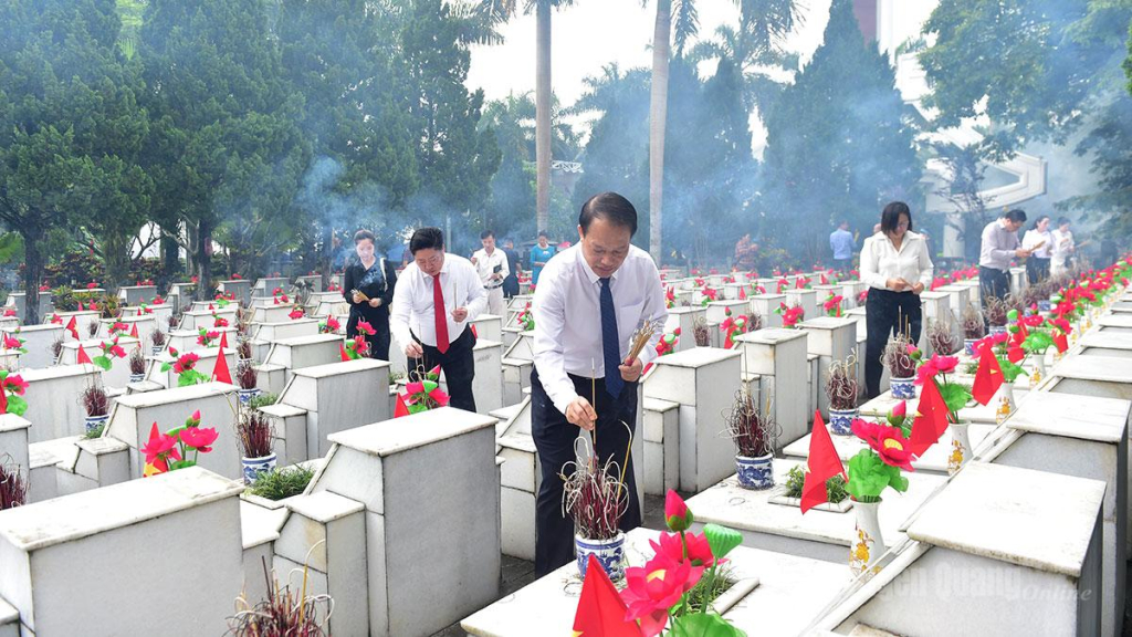 Các đại biểu thắp hương tại từng phần mộ liệt sĩ đang yên nghỉ tại Nghĩa trang Liệt sĩ Quốc gia Vị Xuyên.