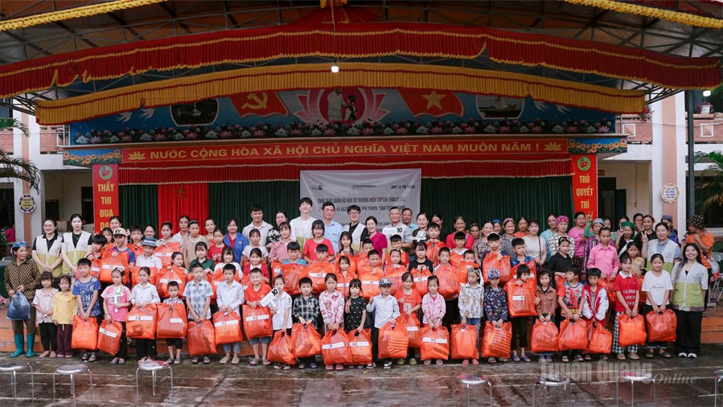 Đại diện các đơn vị tài trợ và lãnh đạo xã Yên Thành trao quà cho trẻ em và người dân có hoàn cảnh khó khăn.