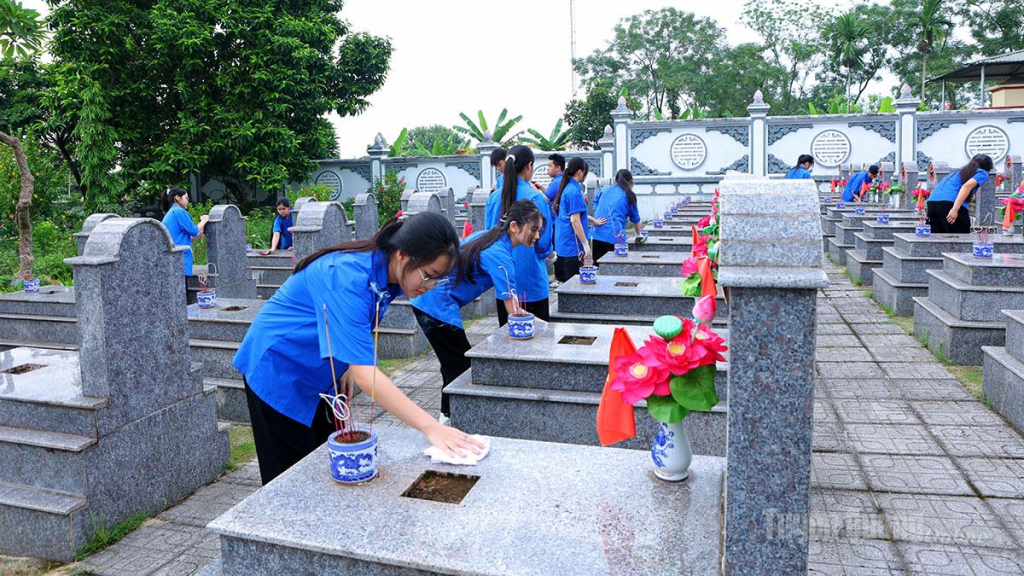 Đoàn  viên, thanh niên các phường Minh Xuân tham gia dọn dẹp các phần mộ Liệt sĩ tại Nghĩa trang Liệt sĩ.